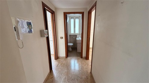 Zona Semi-Centrale, Appartamento di 4 Vani Oltre Accessori, Vano Deposito e Box Auto.